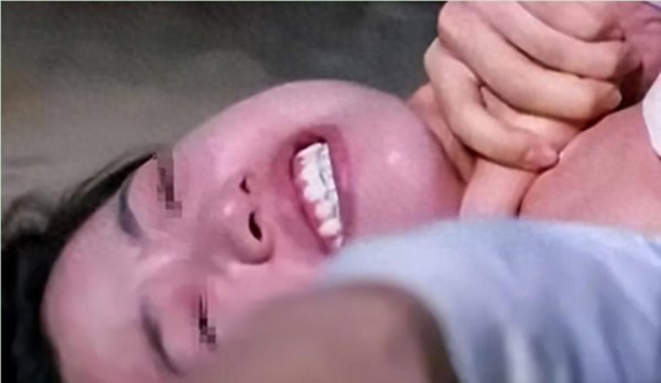 出彩速配 05年，清华教授13岁女儿在公交车上被掐死，生前哀求：再也不敢了