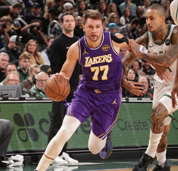 富豪优配 湖人大胜雄鹿! 东契奇41+9历史第一, 字母32分18罚, 里夫斯立大功